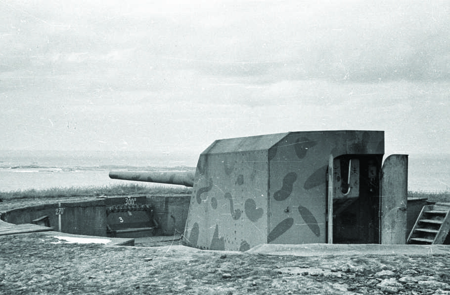 One Of The Guns At Battery Annes On The Giffoine. 1941